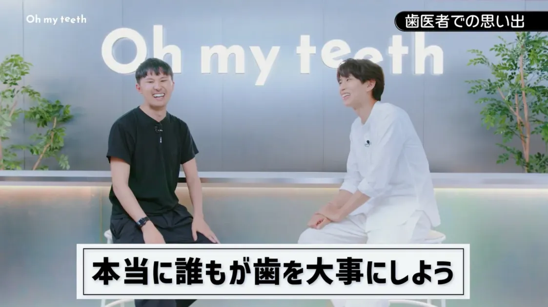 笑顔で対談する二人